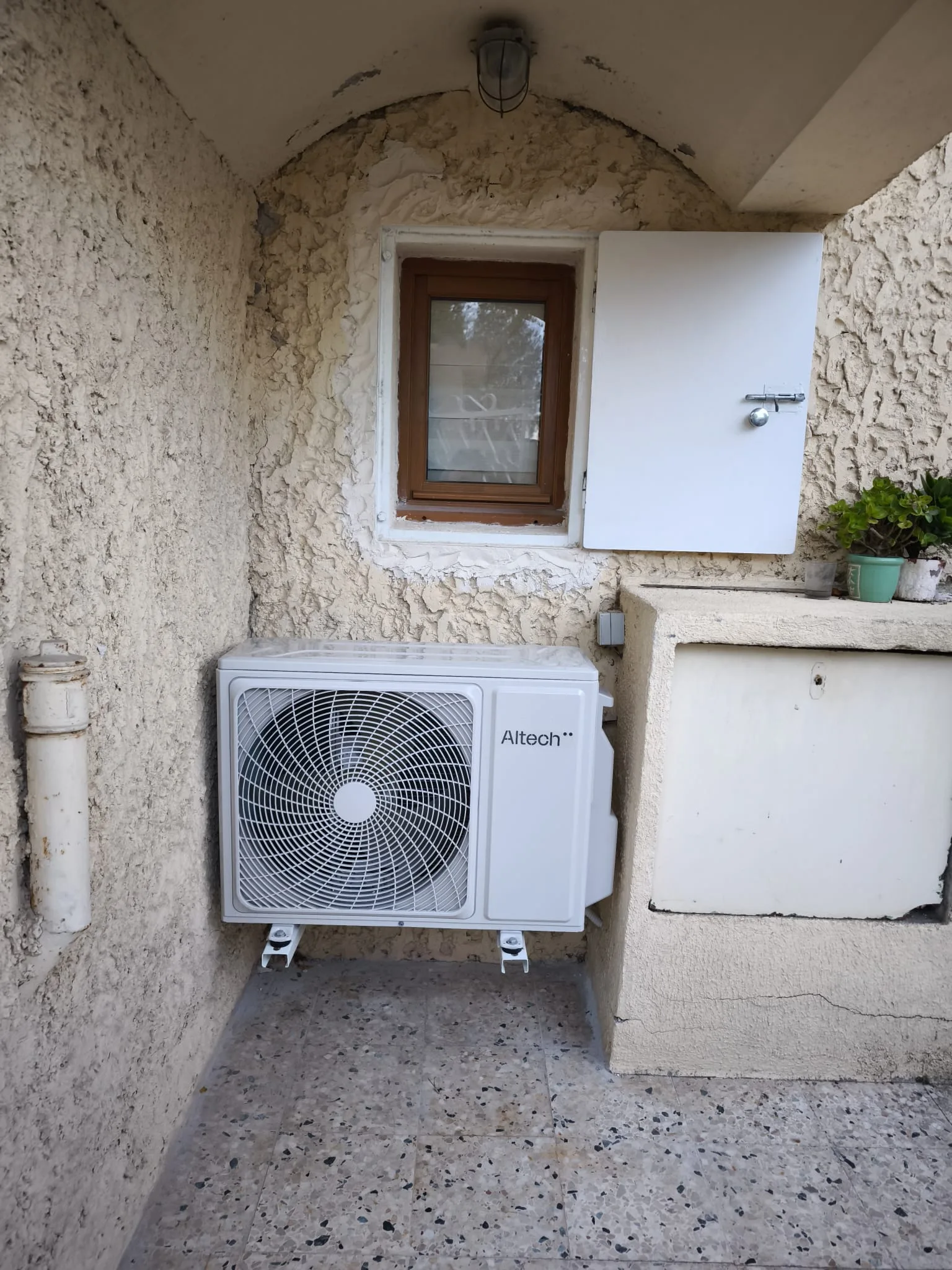 Unité extérieure de climatisation Altech, fixation murale soignée à Marseille