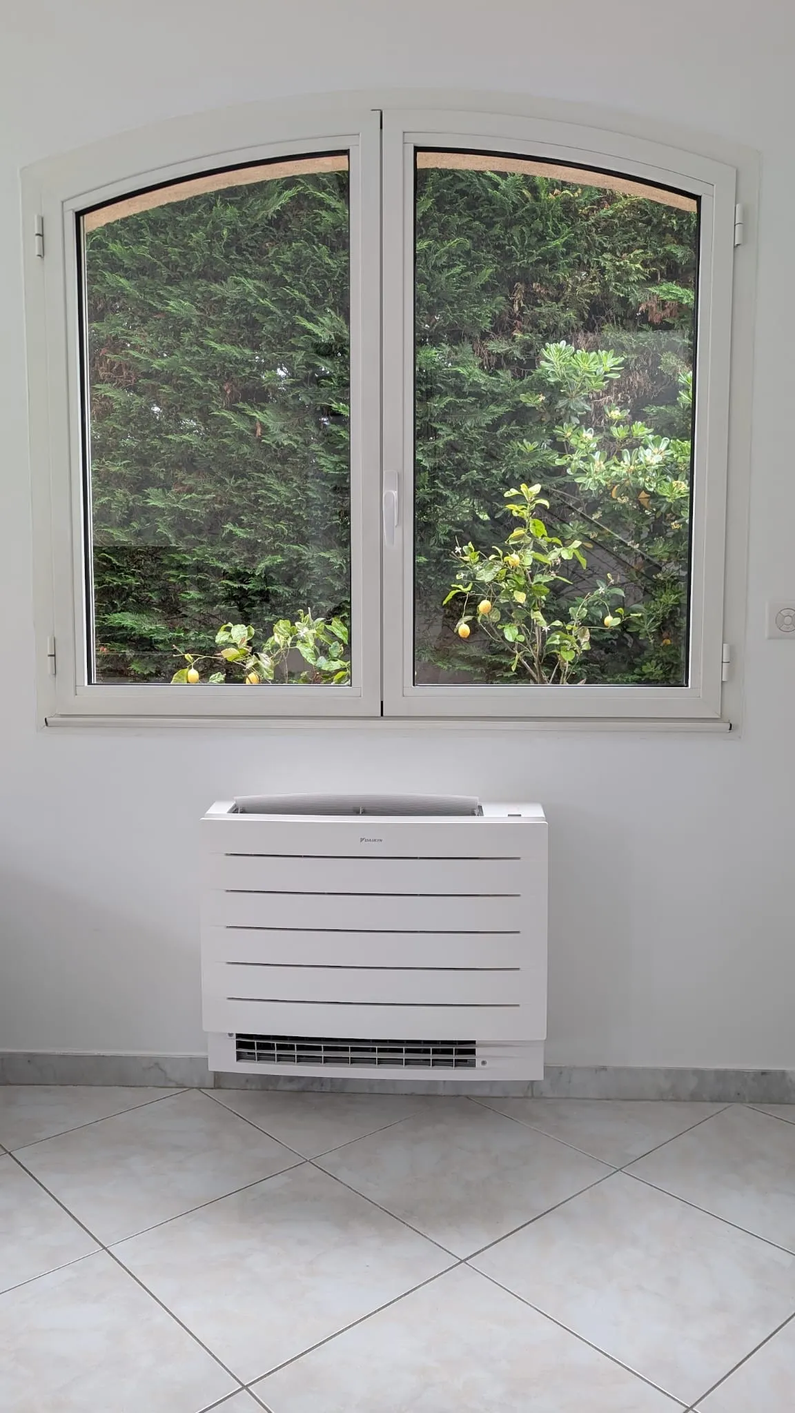 Console de climatisation Daikin sous fenêtre cintrée à Marseille